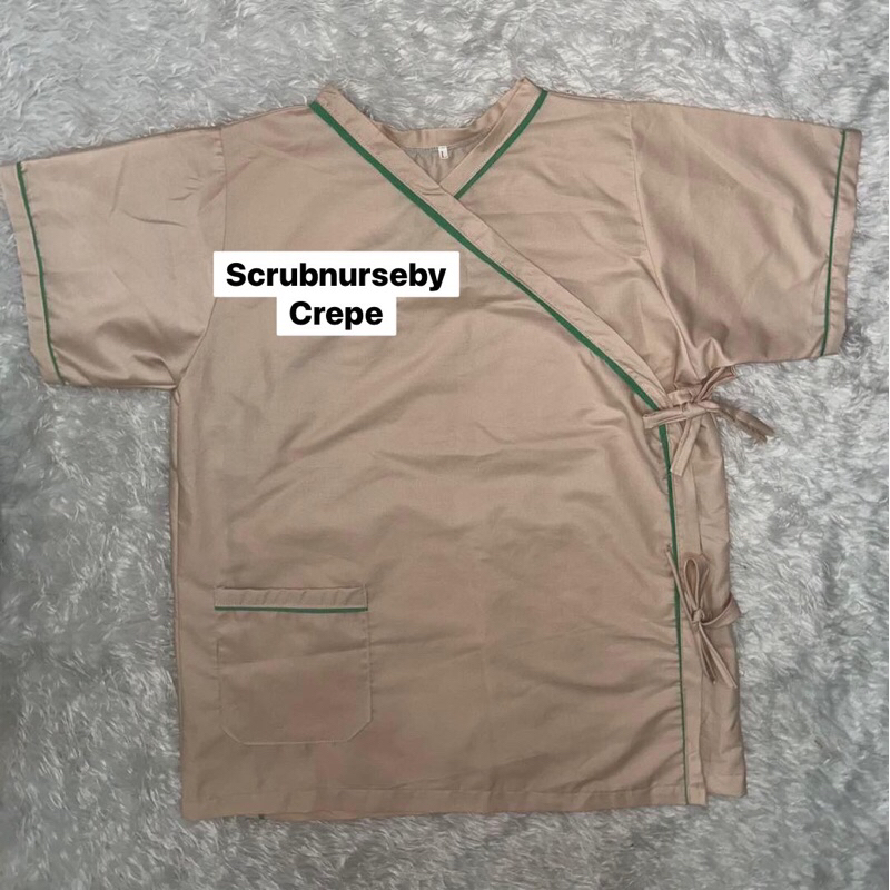 เสื้อคนไข้ สีครีมเข้ม กิมโมโน กุ้นสีเขียวตามคอและแขนและกระเป๋า 1 ใบ ผ้าโทเรTC210. เส้น อย่างดี หนา ไม่บาง ใช้ได้นานค่ะ
