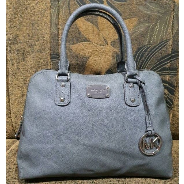 กระเป๋าแบรนด์ MK แท้ 💯 สถาพสวยใหม่ ไม่มีตำหนิอะไรให้แจ้ง อะไหล่เงินวิ๊ง ฐานกระเป๋า 13.5 นิ้ว เจ้าของ