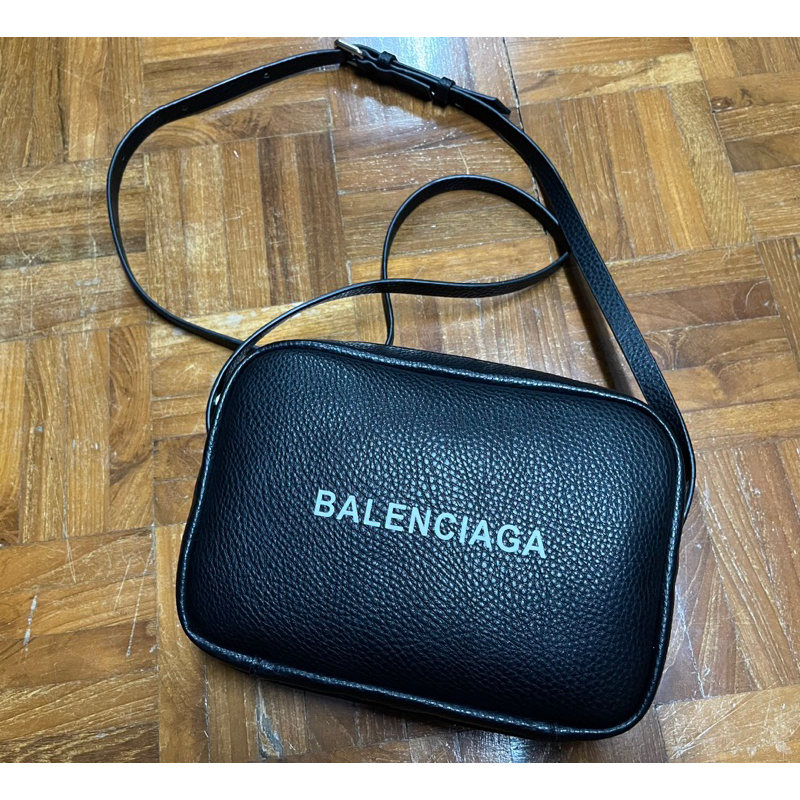 กระเป๋าสะพายข้าง Balenciaga งานคัดตู้ญี่ปุ่น มือสอง unisex ขนาด 8x6” สภาพดี หนังสวย พร้อมกล่อง พร้อมใช้งานทันที