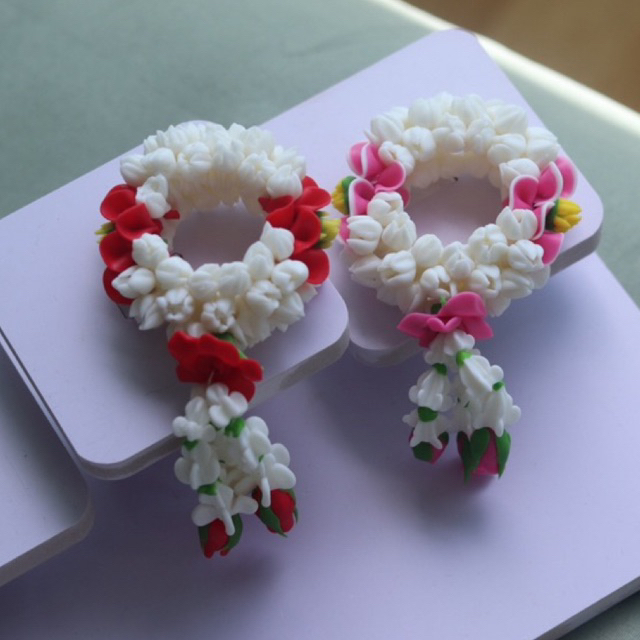 new arrivals พวงมาลัยมืออุบะสีขาวกลีบแดง และ ชมพูงานดินปั้น กว้าง 2” สูง 4”