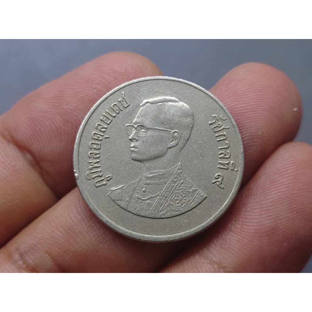 เหรียญ 1 บาท ปี 2525 เศียรเล็ก ตัวติดลำดับ 5 เหรียญหายาก ผ่านใช้