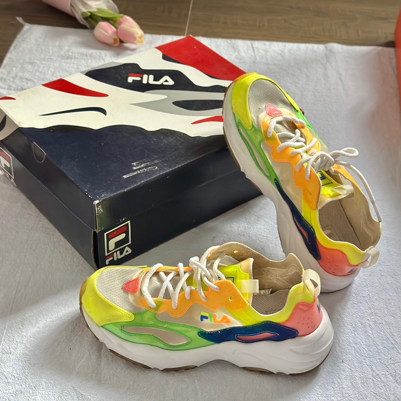 ส่งต่อ fila Ray Tracer TL แท้ ราคาเต็ม 2,990  น้องน่ารัก ใส่ในที่มืดน้องจะเรืองแสง