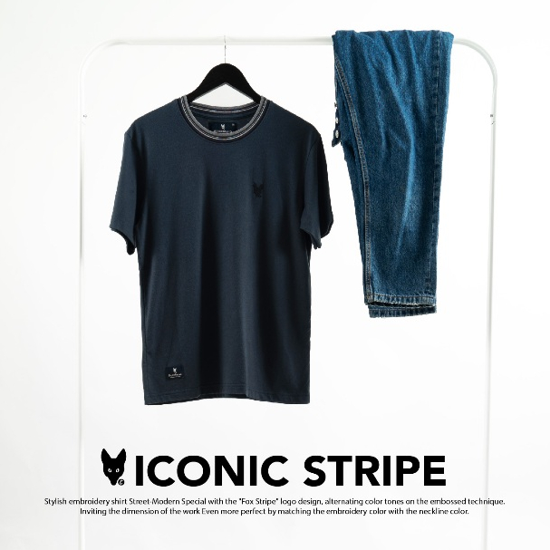 AEIOU เสื้อยืด คอริ้ว Memo Supersoft Premium ลายปักเล็ก รุ่น Collar Iconic Stripe สินค้าลิขสิทธิ์แท้