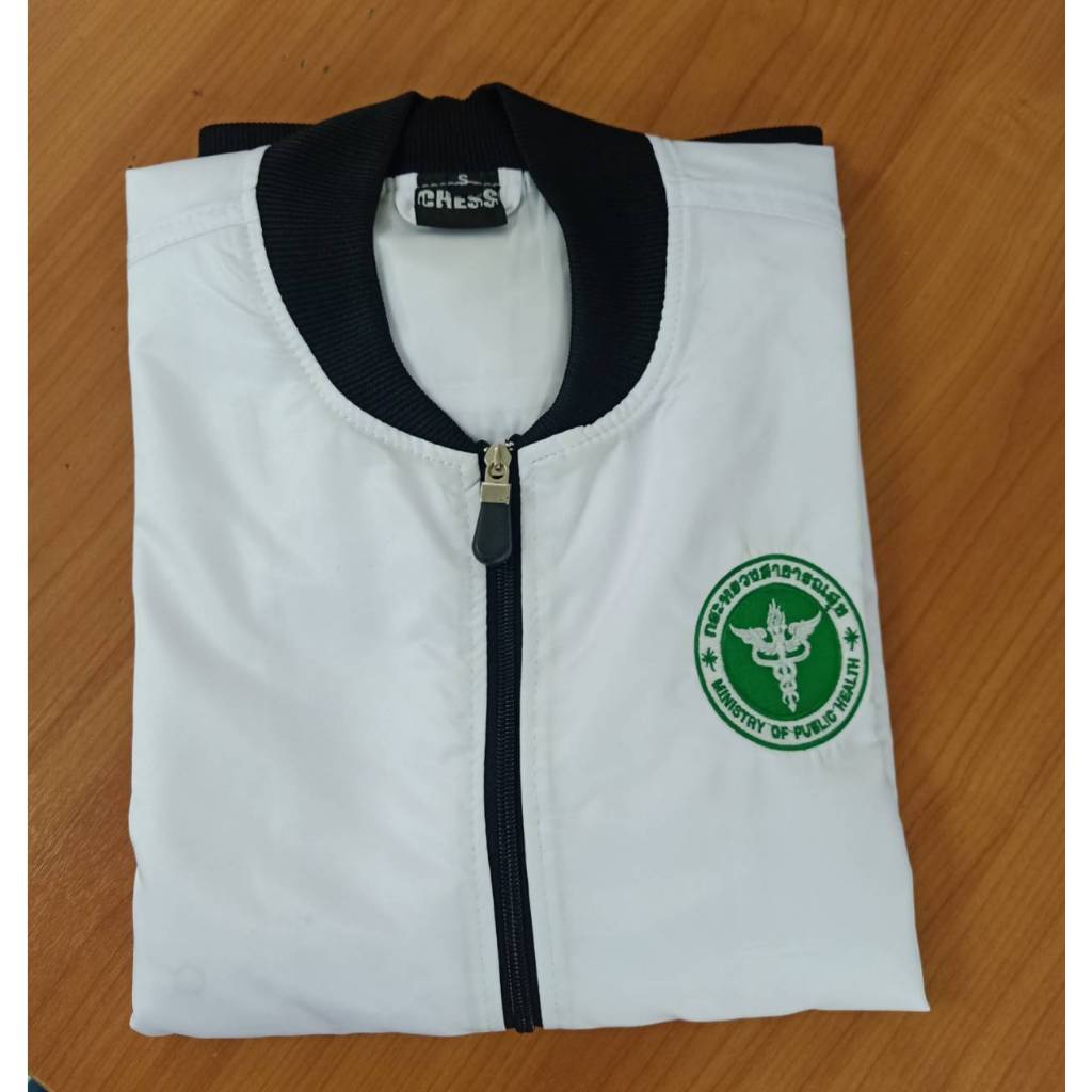 เสื้อแจ็คเก็ตสีขาว คอเบสบอล ปักโลโก้สาธารณสุข งานตัดเย็บละเอียด งานผลิตจากโรงงานไทย