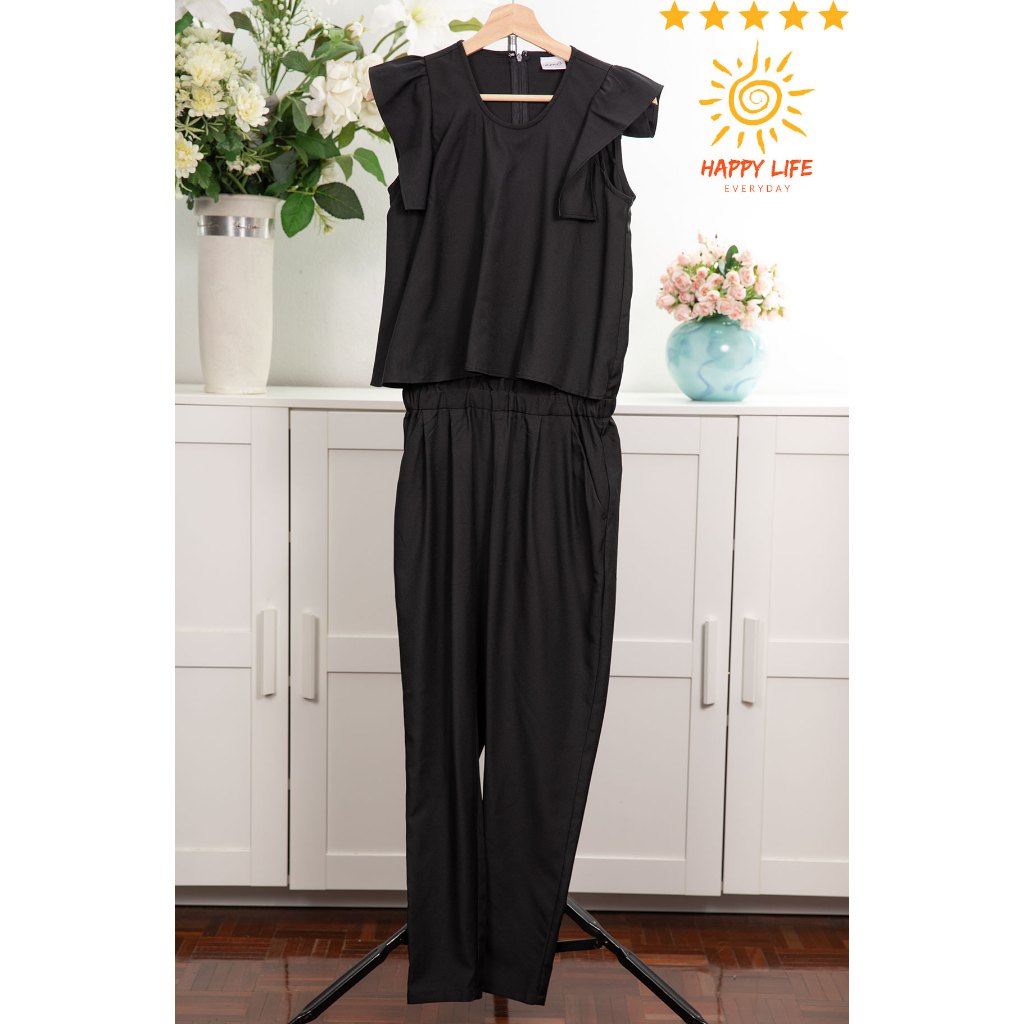 จั้มสูทขายาวมือสอง erm3 คอกลมแขนระบาย เอวยืด ผ้าคอตตอน มีกระเป๋าซ้ายขวา กางเกงขาเดฟ  สีดำ ซิปหลัง ทร