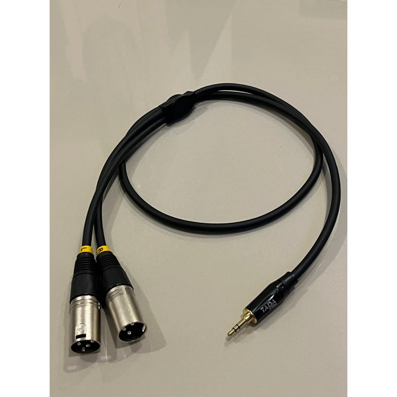 สายaux3.5-XLRผู้L/RทำจากสายชีลสเตอริโอของDynacomหล่อพลาสติกช่วงYจากโรงงานหัว3.5ของTADAหัวXLRของmitsumi