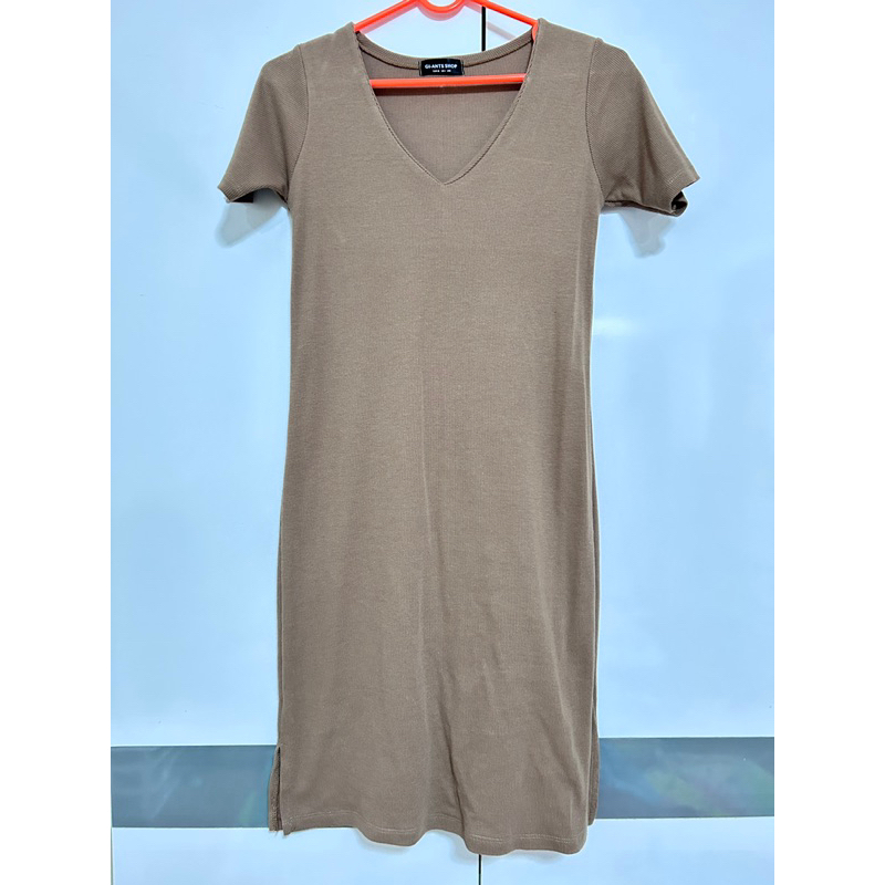 เดรสผ้ายืด คอวี gi-ants shop ของใหม่ ไม่เคยใส่