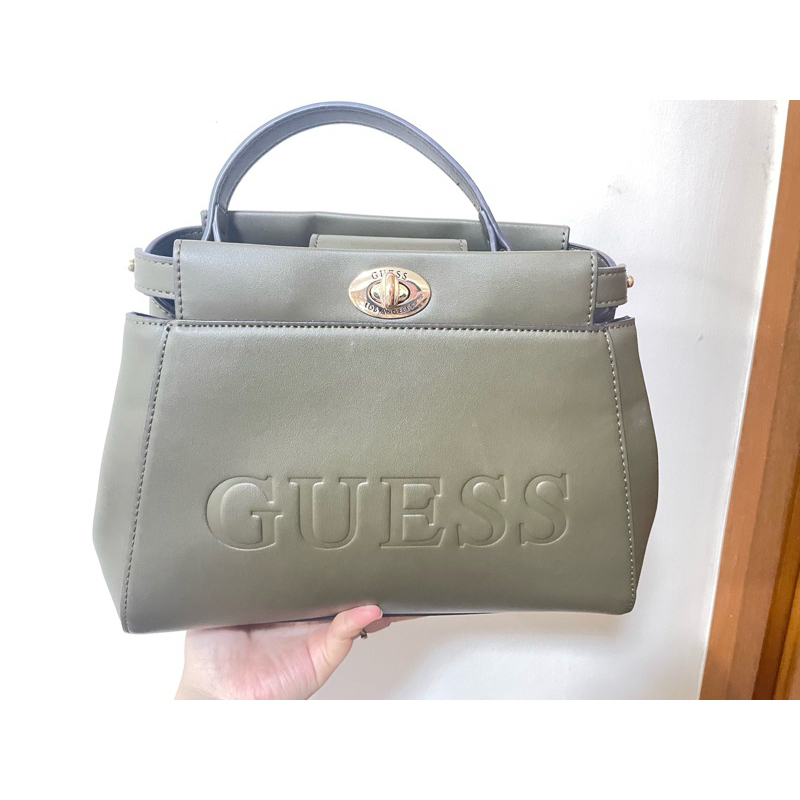 กระเป๋า Guess มือสองของแท้