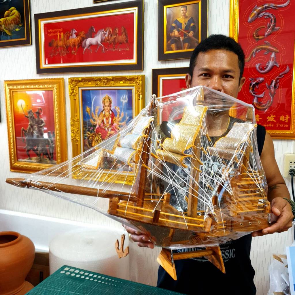 เรือสำเภา ไซส์ L เรือ เรือสำเภาจีน สีไม้สักทอง ตั้งโต๊ะ วางหน้าร้าน เสริมฮวงจุ้ย ค้าขายดี ราบรื่น รุ่งเรือง ร่ำรวย เฮงๆ