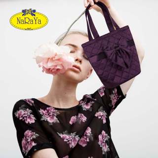 NaRaYa  กระเป๋าถือทรงถังหน้าโบว์ผ้าซาติน