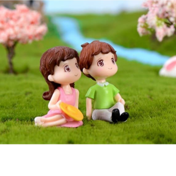 หนุ่มสาวนั่งพับเพียบมีหมวกบนตัว #งานตกแต่งสวน #ตุ๊กตาจัดสวนถาด #สวนบอนไซ #พร็อพถ่ายรูป #งานDIY