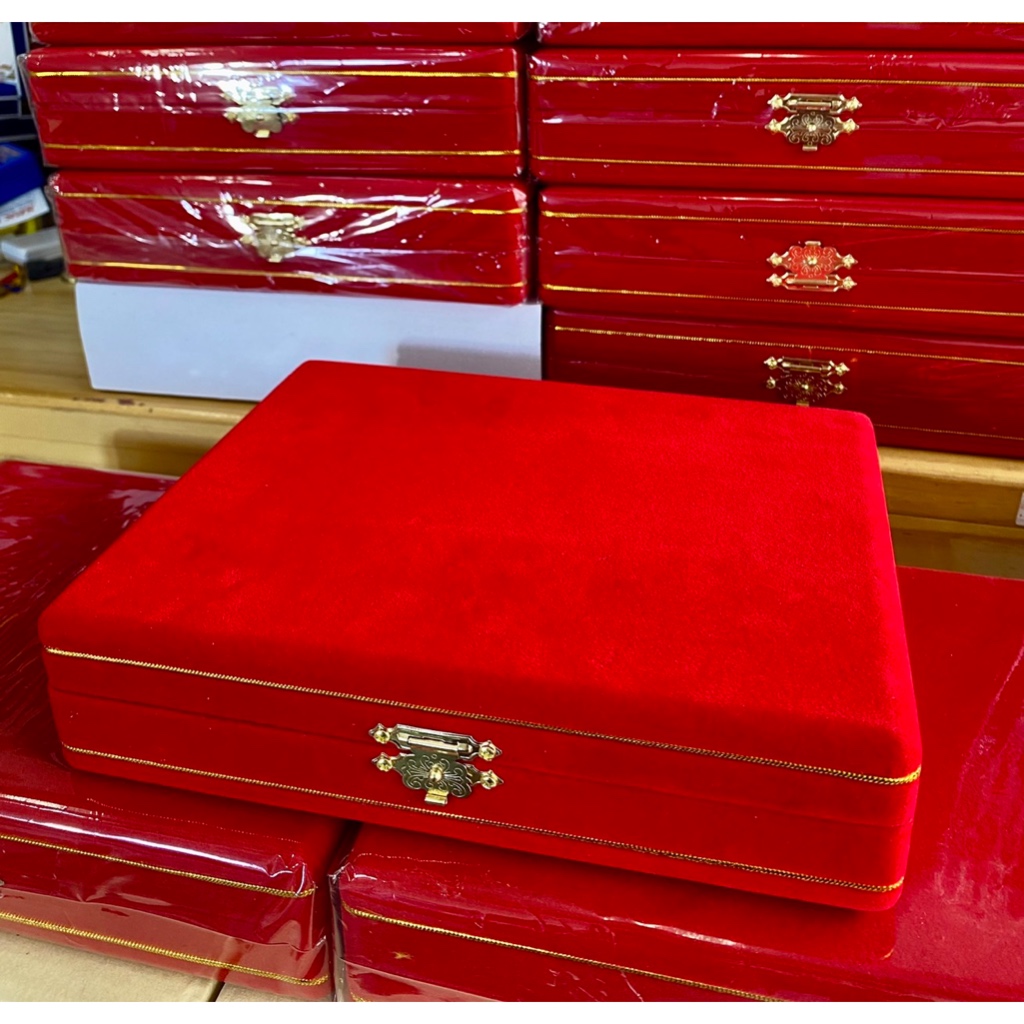 กล่องกำมะหยี่คิ้วทอง 1 ชั้น กันพระเคลื่อน สีเเดง ขนาด 6.5 × 8.5 × 2“ เพิ่มทรัพย์กล่องพระ กล่องใส่พระ