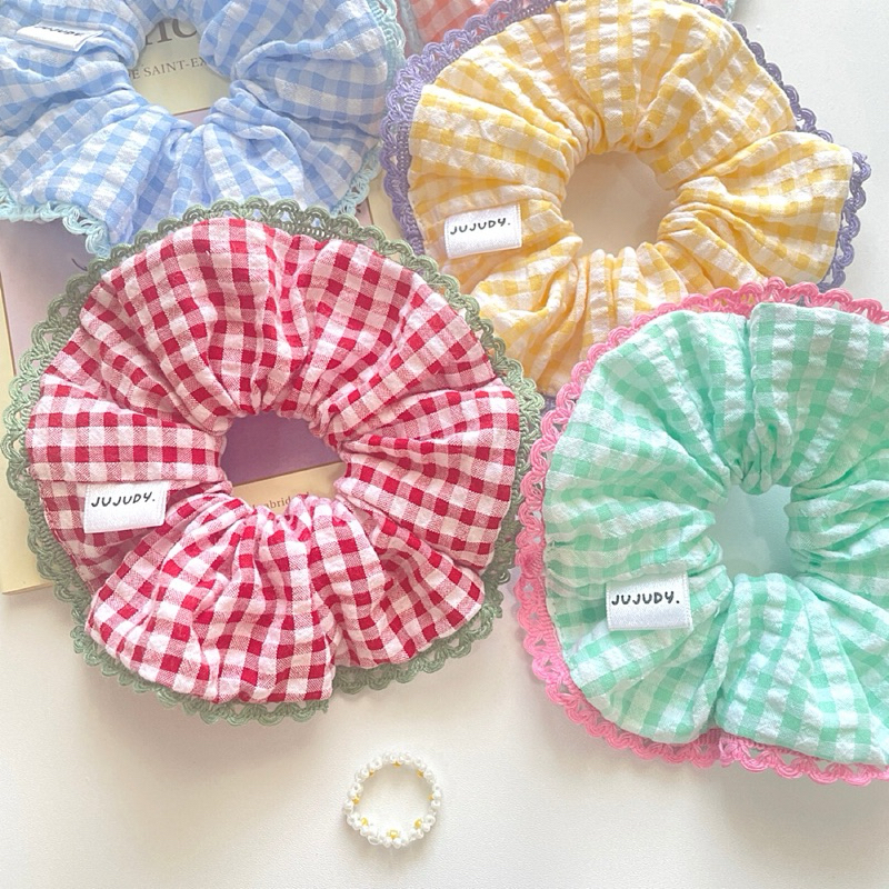 🎀 NEW 🎀 Scrunchies - ยางรัดผม ลายสก๊อตแต่งขอบลูกไม้ น่ารักๆ แฮนด์แมด Jujudy.shop 🩵🐰🪴🧵