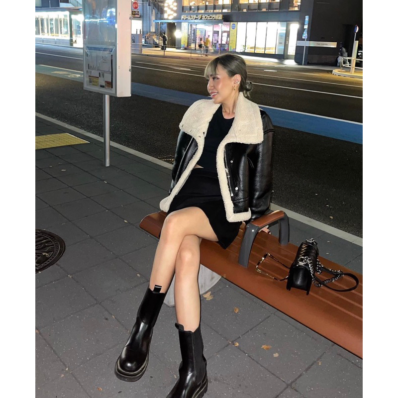 SAMSON LEATHER JACKET ด้านนอกเป็นหนัง ด้านในเป็นขน มีเข็มขัดช่วงคอ ใส่เป็นคอเต่าได้ ดีเทลเเน่น