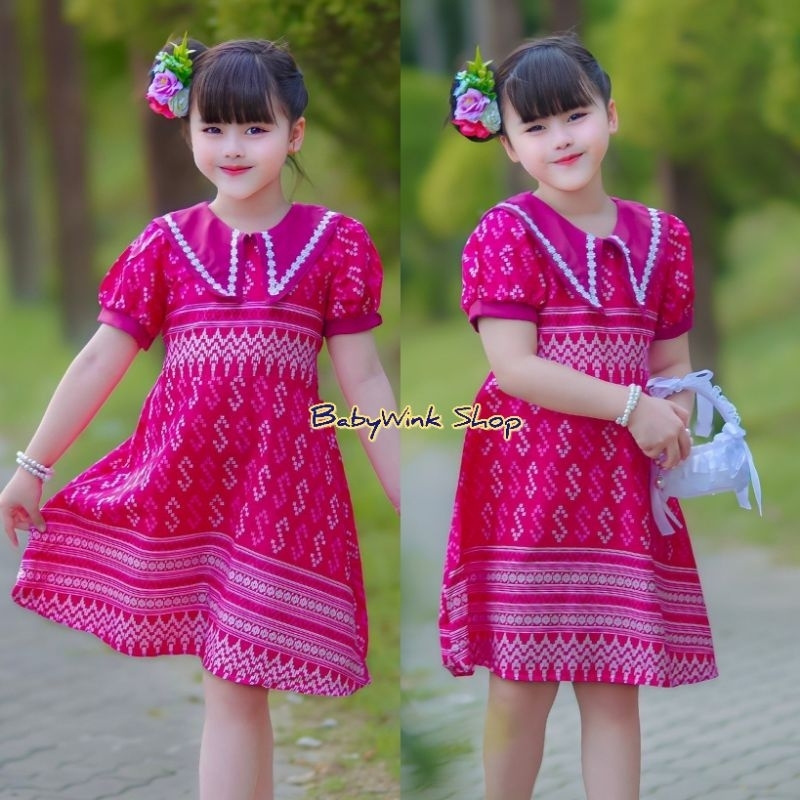 Ndd // ชุดไทยเดรสเด็กหญิงปกดอกไม้ ผ้าคอตตอล ทรงบานปลาย มีสายผูกเอวด้านหลัง กระดุมหลังต้นคอ แต่งปกแหล