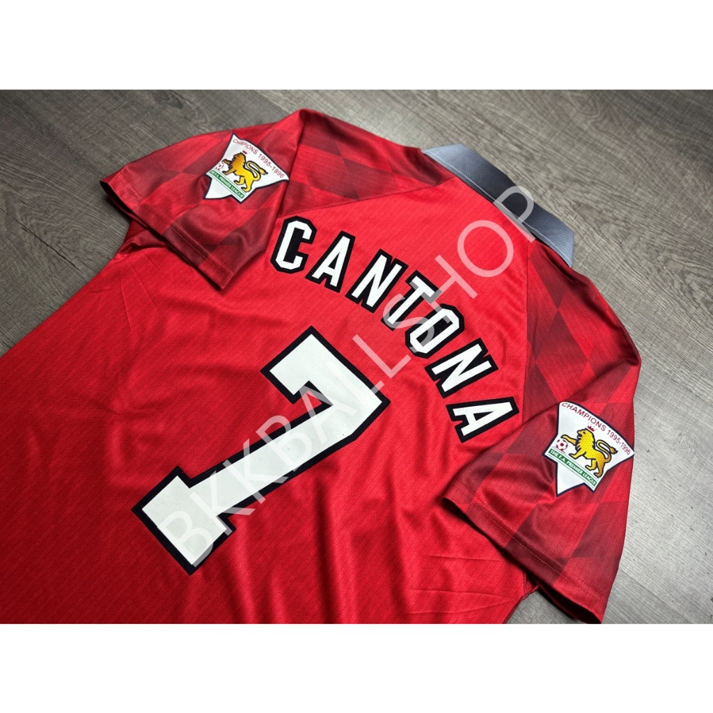 [Retro] - เสื้อฟุตบอล ย้อนยุค แมนยู Home เหย้า 1996/98 ลายหมากรุก อาร์ม EPL 7 CANTONA