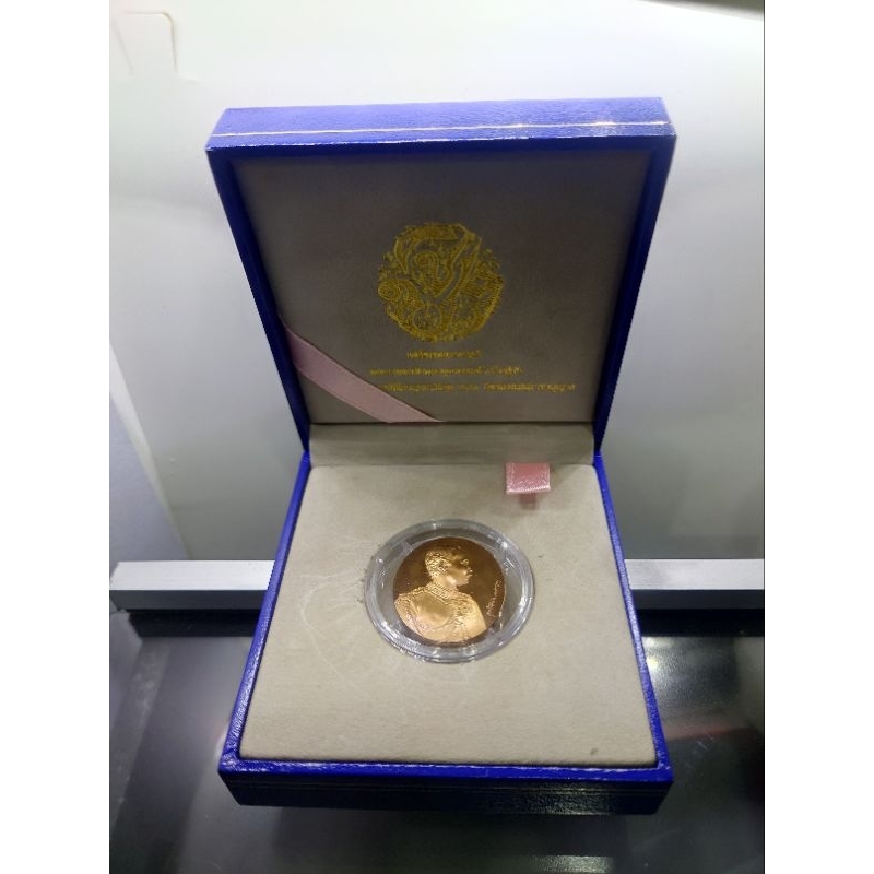 เหรียญ ที่ระลึก ร.5 รัชกาลที่5 หลัง จปร โมเน่ร์ เดอ ปารีส เนื้อบรอนซ์ขัดเงา นูนสูง รุ่นกาญจนาภิเษก ปี2539 พร้อมกล่องเดิม