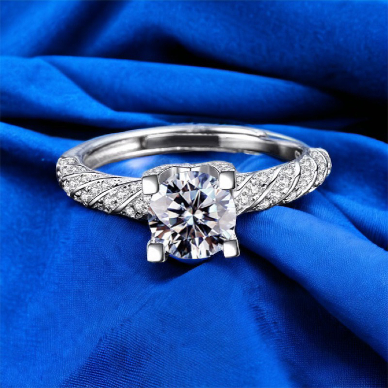 PETCHARA แหวนเพชรโมอีสผู้หญิง 1 กะรัต ชุบทองคำขาว น้ำ 100-98 เงินแท้ 92.5% D-VVS1 : D2043