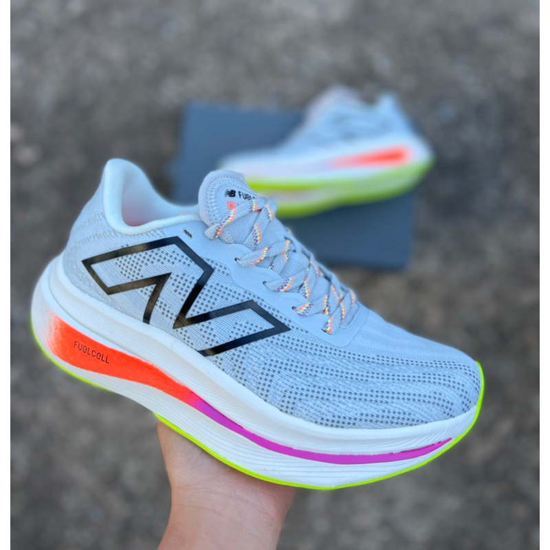 รองเท้าผ้าใบวิ่งผู้ชาย FuelCell Supercomp Trainer V2สินค้าถ่ายรูปจากสินค้าจริงค่ะมีของพร้อมส่งรองเท้ากีฬา