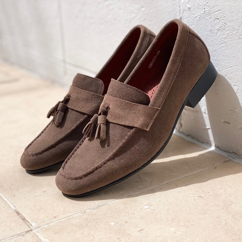 COSMOS SHOES รองเท้าหนังกลับแบบสวม Loafers รุ่น Kingston Tasseled