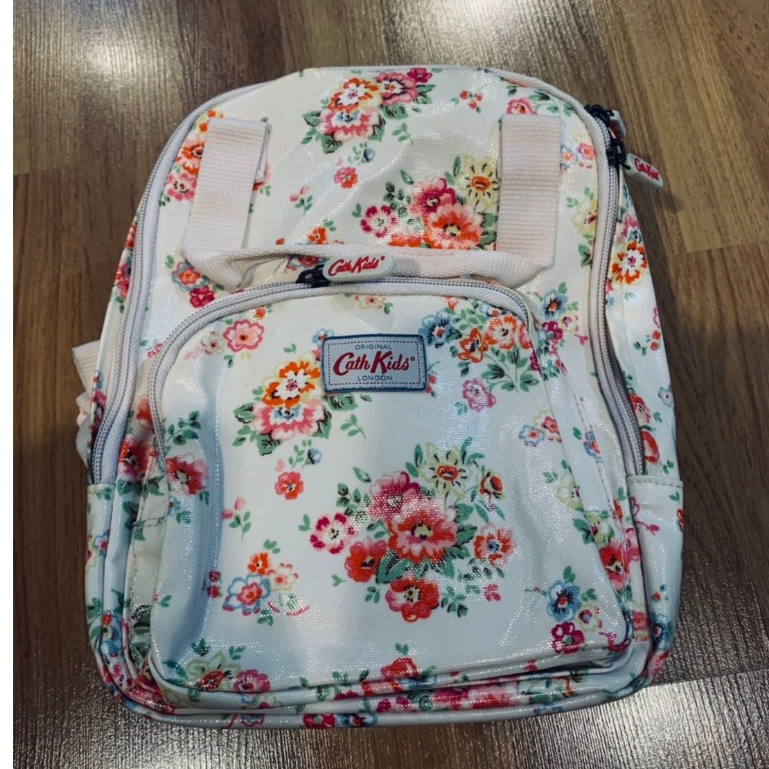 กระเป๋า Cath Kidston Backpack เป้เด็ก ลายดอกไม้สีชมพู ขนาด กว้าง 8 นิ้ว สูง 11 นิ้ว หนา 4 นิ้ว มีรอยตามภาพ กระเป๋ามือสอง