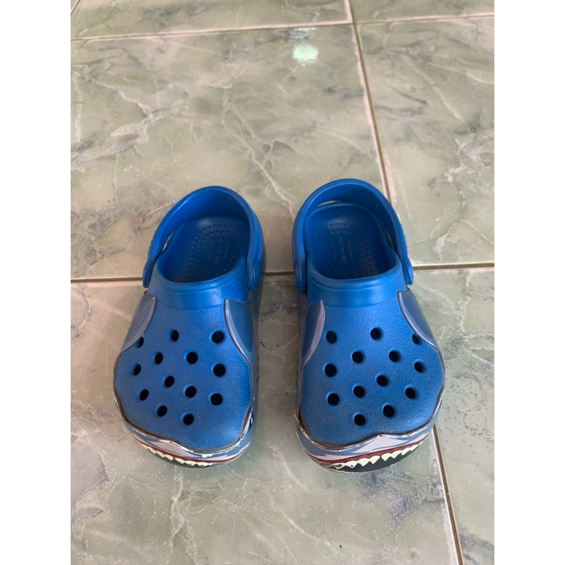 รองเท้าเด็ก รองเท้า Crocs สีน้ำเงิน ลายฉลาม มือ2