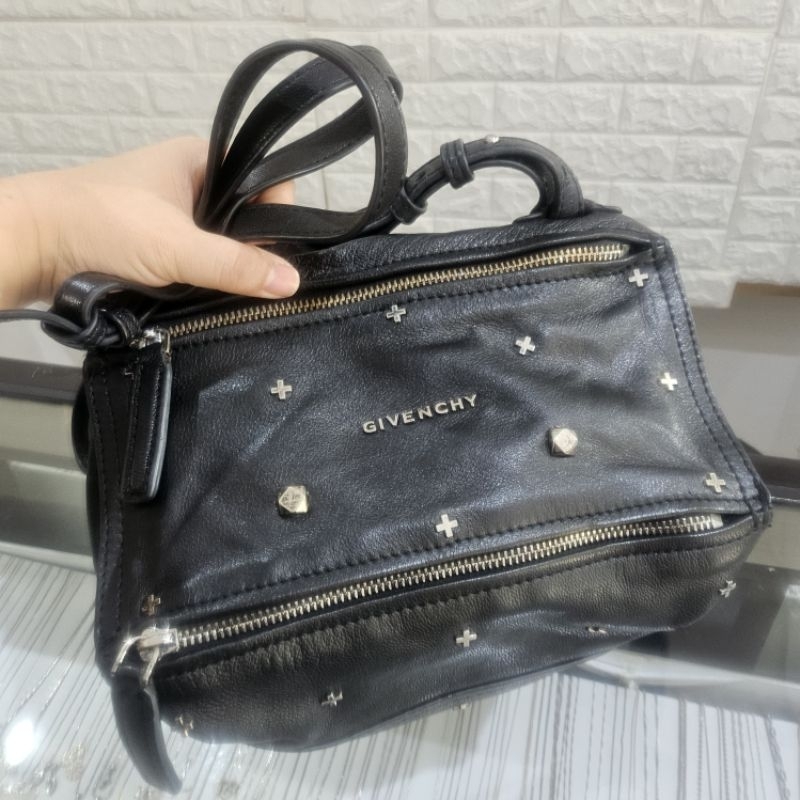 กระเป๋าทรง Givenchy pandora รุ่นลิมิเต็ด stud มีหมุด หนังแท้ 💯% มือสอง ตู้ญี่ปุ่น