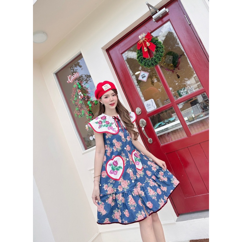 เดรสยีนสั้นลายดอกแค่งคอปก แต่งกระเป๋า  น่ารักมากรุ่นปังแบบสับหวานละมุน แต่งคอปก งานแบบสวยจึ้งbrt