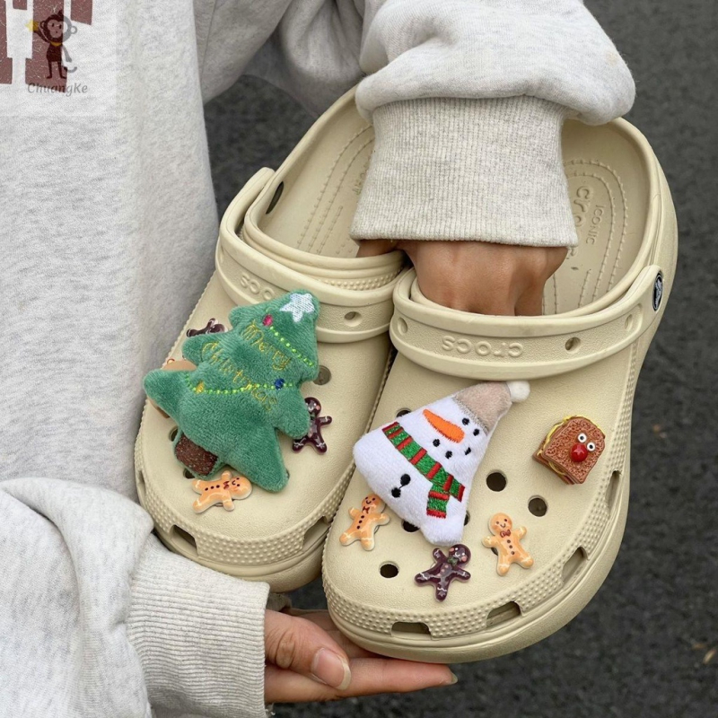 DIY ตัวติดรองเท้า ที่ติดรองเท้า►♚น่ารัก Christmas Gingerbread Man Cave รองเท้าดอกไม้ตุ๊กตาต้นคริสต์มาสสีเขียวและสีขาว G