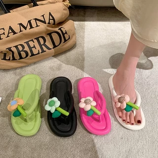 New รองเท้าแตะหัวคูคีบสไตล์เกาหลีเกาใจติดดอกไม้ฟูๆด้านหน้าสลับสีน่ารักละมุนฟุดๆพื้นนุ่มเบาสวมใส่สบายใส่ได้ทุกโอกาสแน่นอน