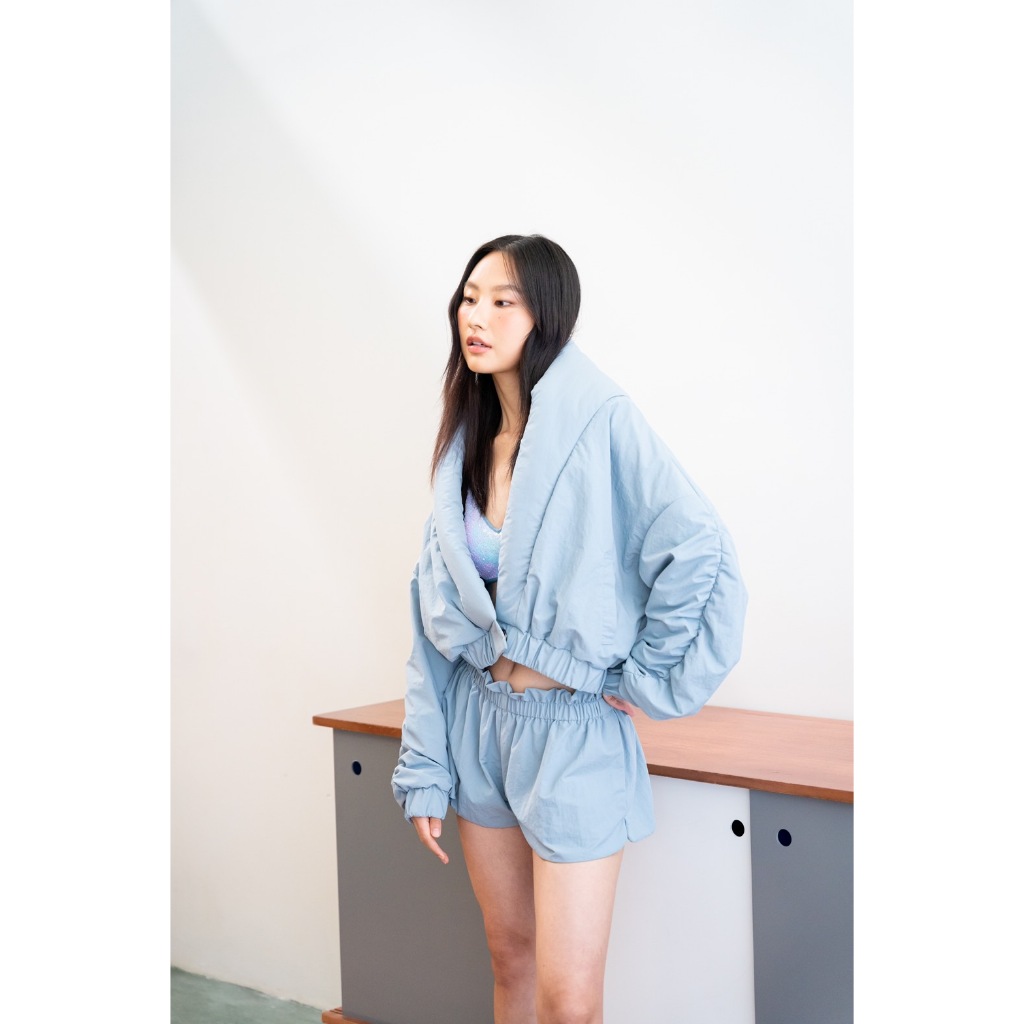 The SRT X11 Puffy Jacket เสื้อแจ็คเก็ตครอปผ้าไนลอน บริเวณขอบคอมีการใส่ไยเพื่อให้มีความบวมและนุ่ม