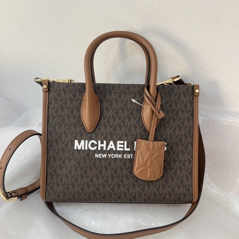 👜กระเป๋าสะพาย/ถือได้ สวยๆๆคลาสสิก ใช้งานง่าย สีน้ำตาลลายmk 
💥New Michael Kors Mirella Small Crossbod