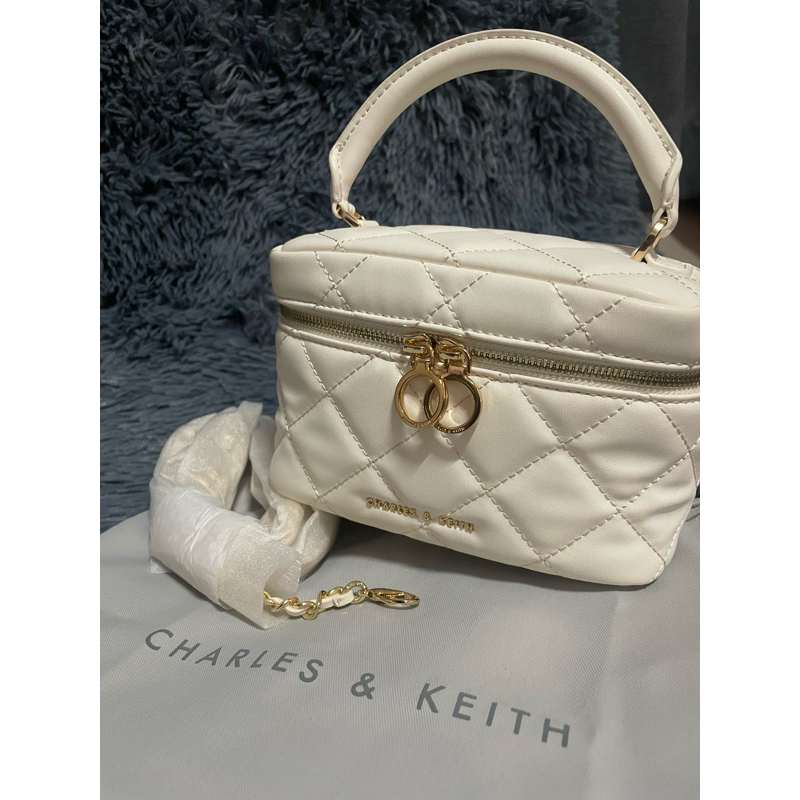 กระเป๋า Charles&Keith สีขาว มือสอง