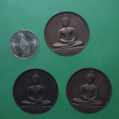 เหรียญลายสือไทย หลวงพ่อเกษม ฉลอง 700 ปี เชียงใหม่ พ.ศ. 2526...66.12.15...ถด2