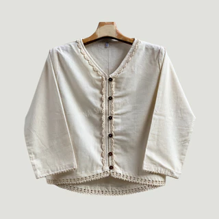 เสื้อผ้าฝ้ายผู้หญิงชายโค้ง คอวีแขนสี่ส่วนถักดอกแก้วทรงตรงใส่สบาย ระบายอากาศดี ใส่ทำงาน ใส่ทำบุญ ใส่เที่ยว เรียบง่ายดูดี