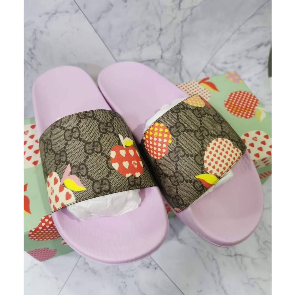 Gucci รองเท้าแตะผู้หญิง รุ่น GG Supreme apple print slides