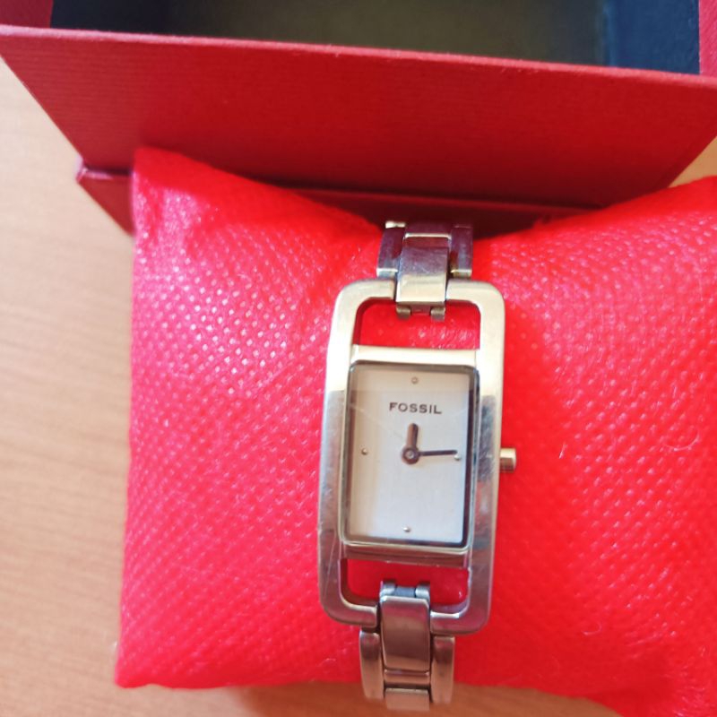นาฬิกาแบรนด์เนมFossilหน้าปัดสีขาวตัวแดงสีเงินสายสแตนเลสสีเงิน ของแท้มือสองสภาพสวย