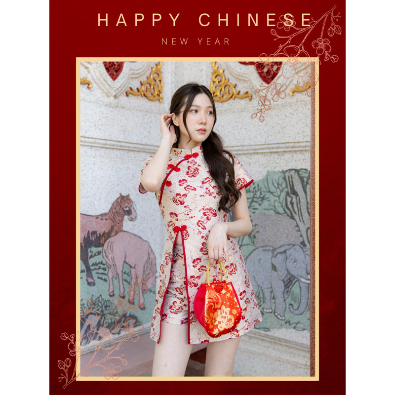 CNY01 ชุดSet เสื้อกี่เพ้าผ้าทอลายดอกโทนสีแดงทอง แต่งกระดุมสีแดงสวยลงตัวมากคะ + กางเกงขาสั้นลายเข้ากับชุด