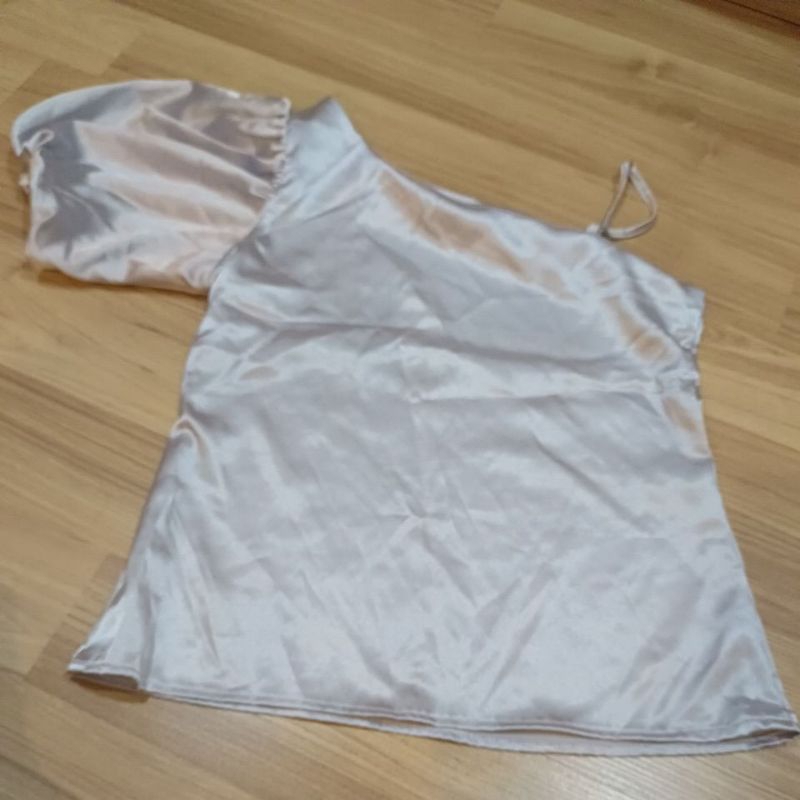 เสื้อสายเดี่ยว สะพายแล่ง ผ้าซาติน