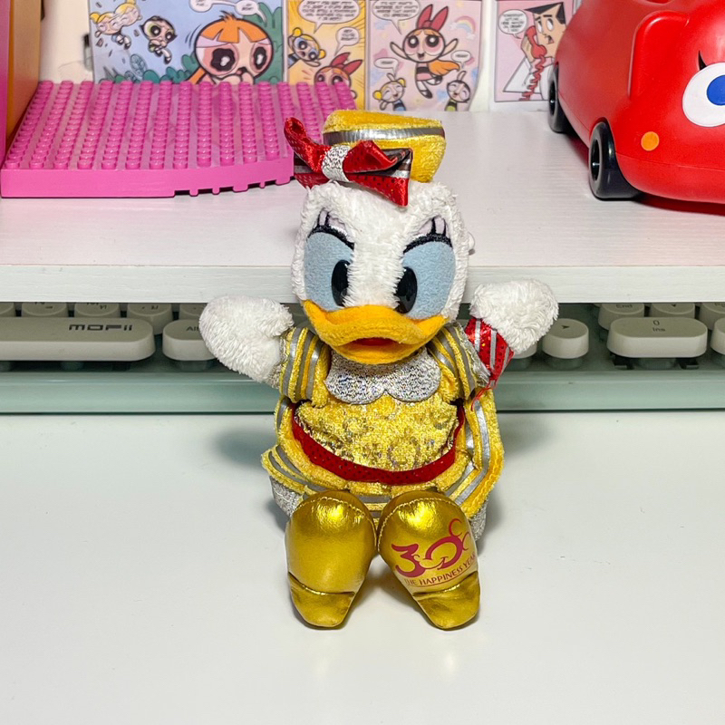 พร้อมส่ง🚚 พวงกุญแจเดซี่ดั๊กแต่งตัว daisy duck 30th anniversary💛🌟 ป้าย tdr