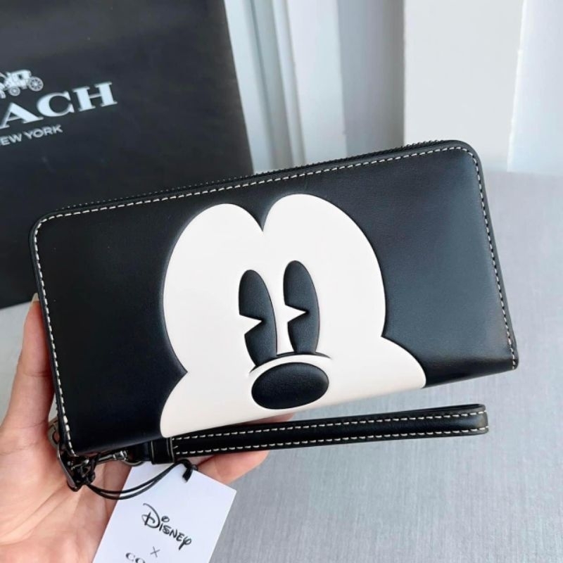 💥💰กระเป๋าสตางค์ใบยาว คอลเลคชั่นใหม่ค่ะ สีดำ ขาว🖤NEW Coach Disney X Coach Long Zip Around Wallet With Mickey Mouse