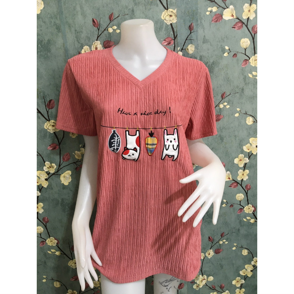 เสื้อคอวีผ้าท็อฟฟี่ ผ้าเปลือกไม้ มี 10 สี รอบอก 36-44นิ้วใส่ได้ เสื้อสาวอวบลำลอง รุ่น1719-ตุ๊กตา