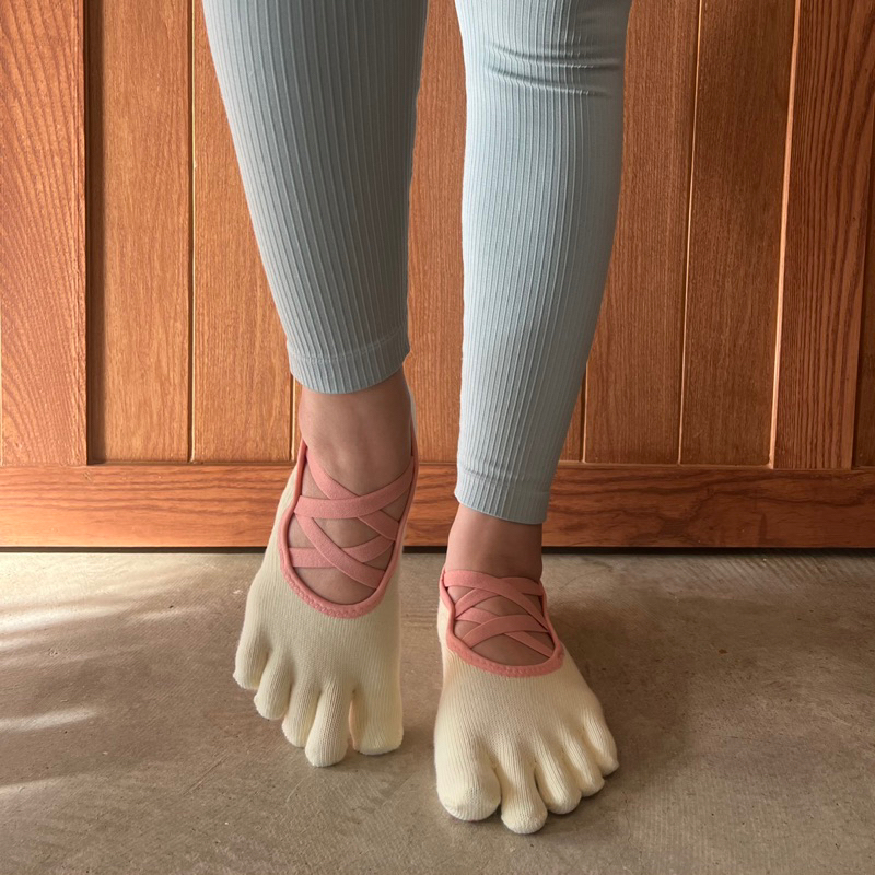 PILABODI SUNNY Full Toe Pilates Grip Socks ถุงเท้าพิลาทิส ถุงเท้ากันลื่น แบบปิดนิ้ว สีเหลืองอ่อน
