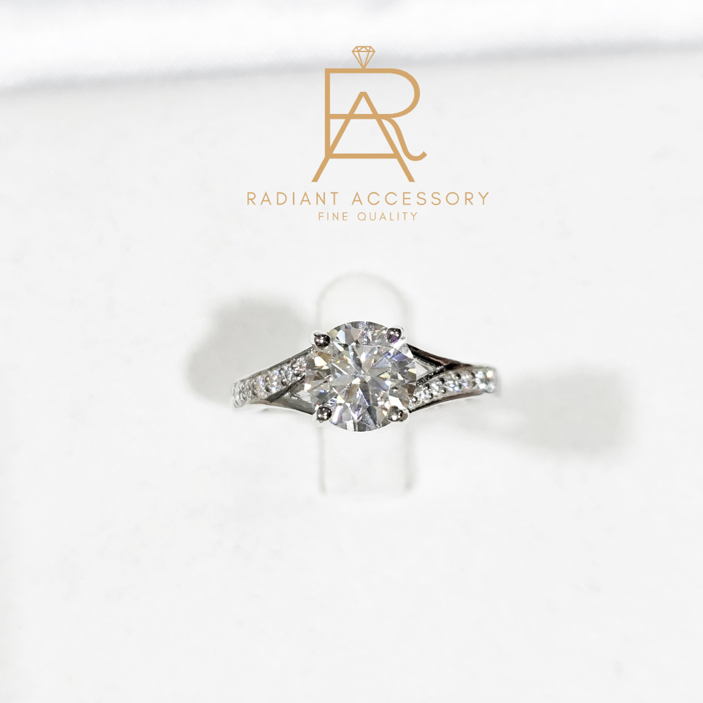 แหวนเงินแท้ ฝังเพชร Moissanite 2 กะรัต ก้านทรงโค้ง ฝังบ่าข้าง ชุบทองคำขาว