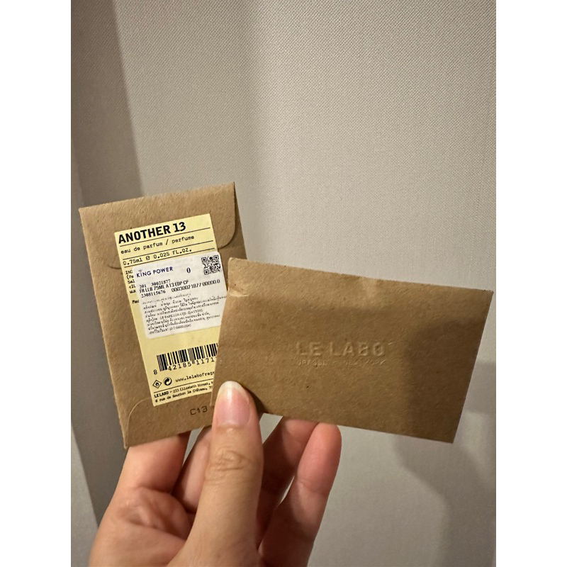 Vial Le Labo Another 13 0.75 ml น้ำหอมชนิดพกพาไวออลแท้ ซองมีน้ำหอมอื่นหกใส่ มีเลอะบ้างแต่ไม่มีผลกับน้ำหอมด้านในค่ะ