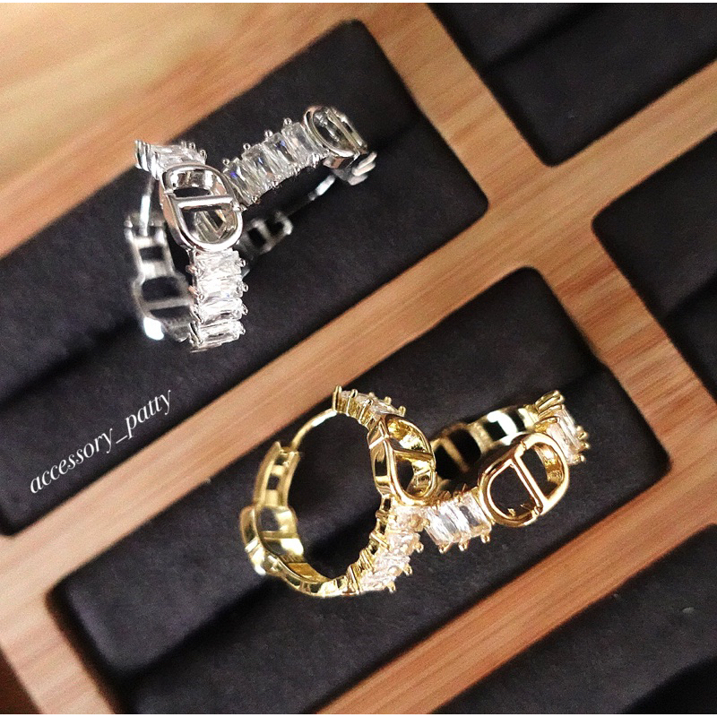 ต่างหูCd ห่วงcubic diamond รุ่นD34 ก้านเงิน เส้นผ่านศูนย์กลาง2cm.ค่ะ งานรุ่นนี้มี2สีค่ะ สีเงินและสีทองค่ะ