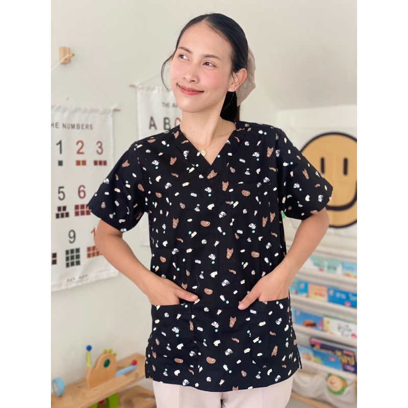 Twin scrub: เสื้อสครับแพทย์สีดำ ลายการ์ตูนสินค้าพร้อมส่งค่ะ (มีบริการรับปักชื่อ)