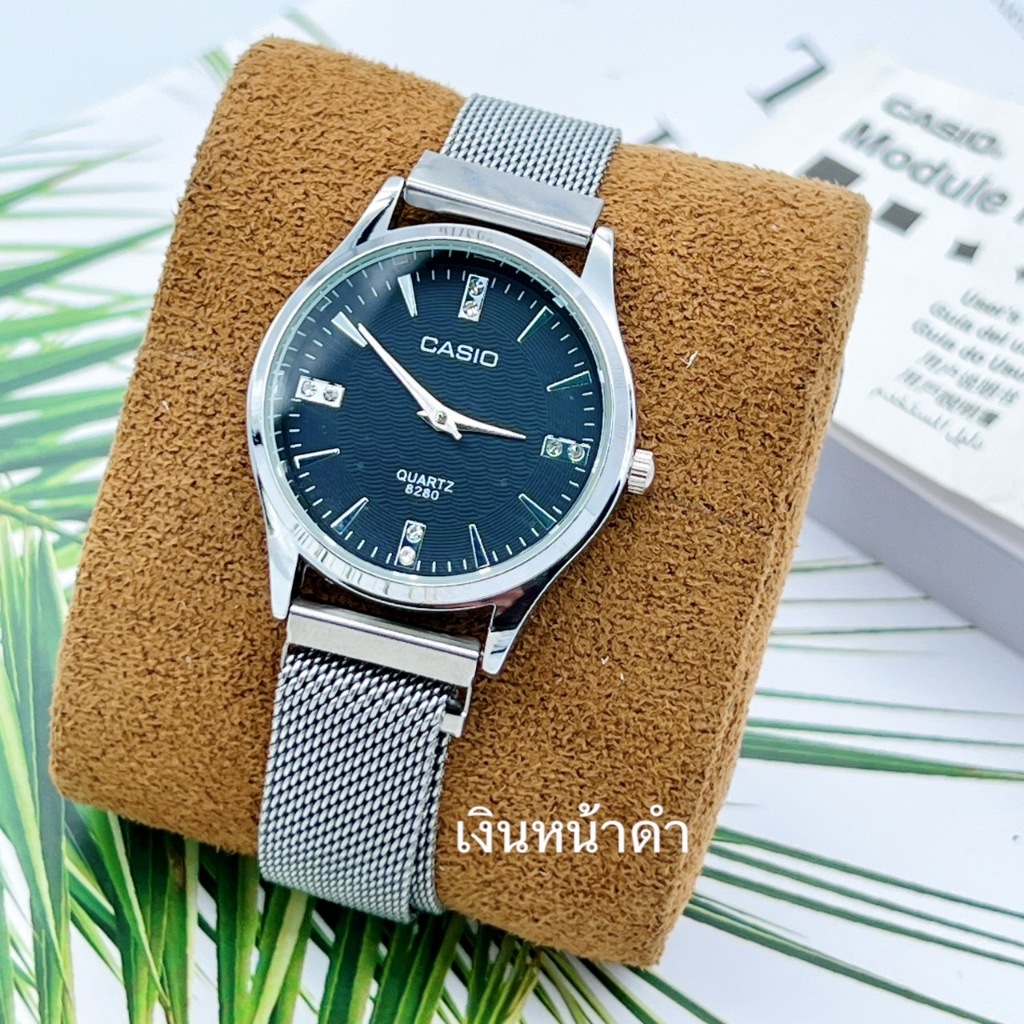 นาฬิกาข้อมือผู้หญิง สายแม่เหล็กปรับได้ ดีไซน์จุดเพชร พร้อมกล่องแถมฟรี