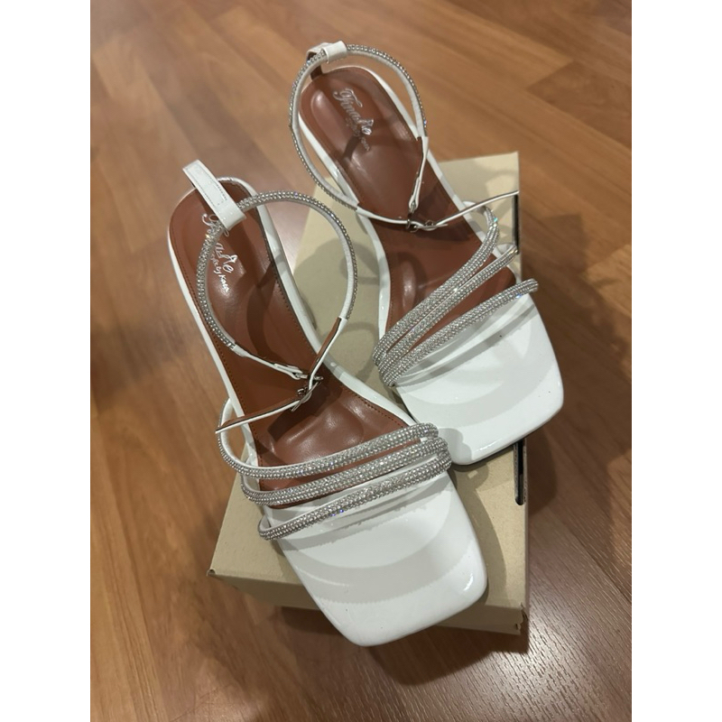 Used รองเท้าส้นสูง 2 นิ้ว size 37 (ปกติเราใส่รองเท้า size 38 ค่ะแต่คู่นี้ใหญ่กว่าที่ใส่ ก็เลยต้องใส่