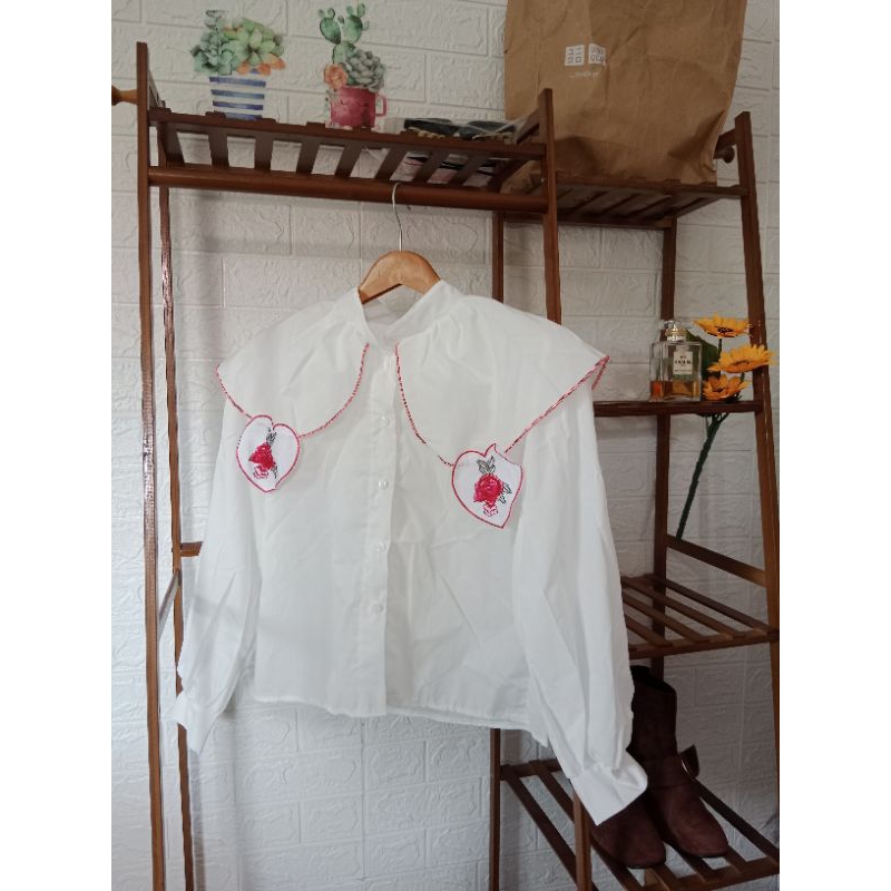 เสื้อเชิ้ตสีขาวแขนยาวคอบัวปกใหญ่แต่งปักดอกไม้